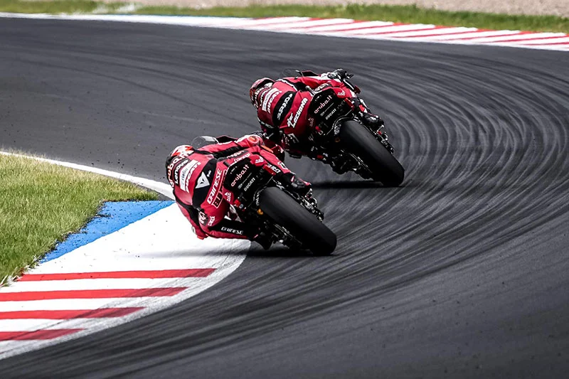 Superbike, Most J2 : Nicolò Bulega résiste à son coéquipier lors d’un duel intense en République tchèque