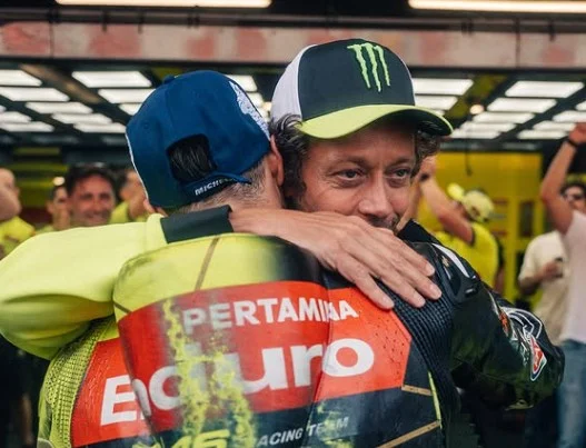 MotoGP- Valentino Rossi, l’extra-terrestre : « Il voit ce que les données cachent – Un génie capable de lire dans nos pensées ! »