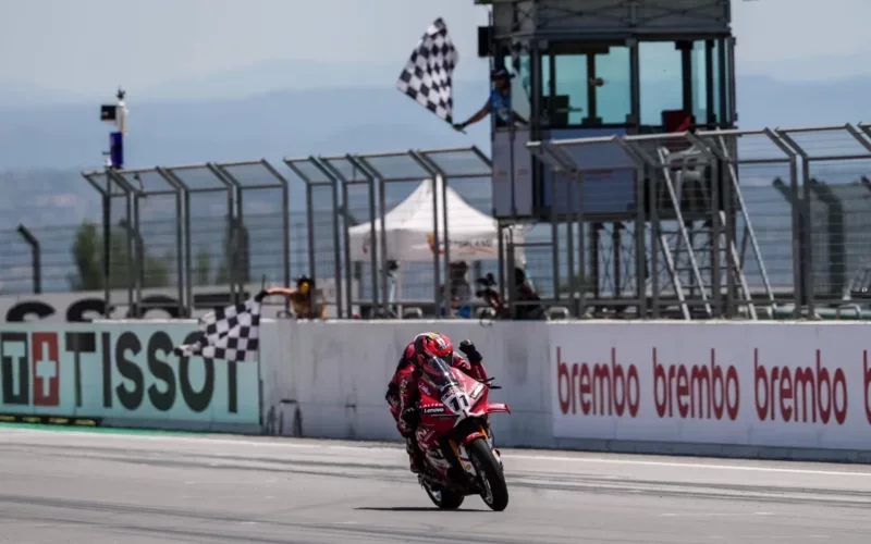 Superbike Aragon Course 1 : Bulega réduit ses adversaires en miettes