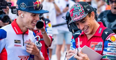 MotoGP VIDEO – Diogo Moreira dépasse Marc Marquez comme un chef… puis se fait gentiment envoyer paître par son idole sur une photo qui fait le buzz !