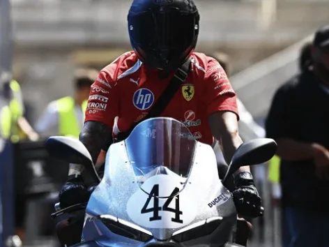 F1 : Lewis Hamilton fait sensation à Monaco au guidon d’une Ducati d’exception