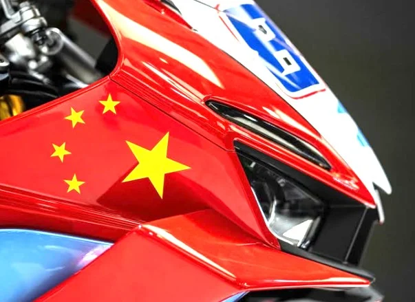 Le dilemme du WorldSBK : Ducati, la « moto déficitaire » et le salut venu de Chine