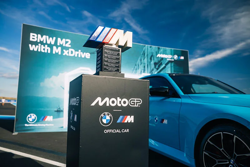 BMW M Award avec une première mondiale en MotoGP™ : la BMW M2 xDrive sera la voiture du vainqueur de l’édition 2026.