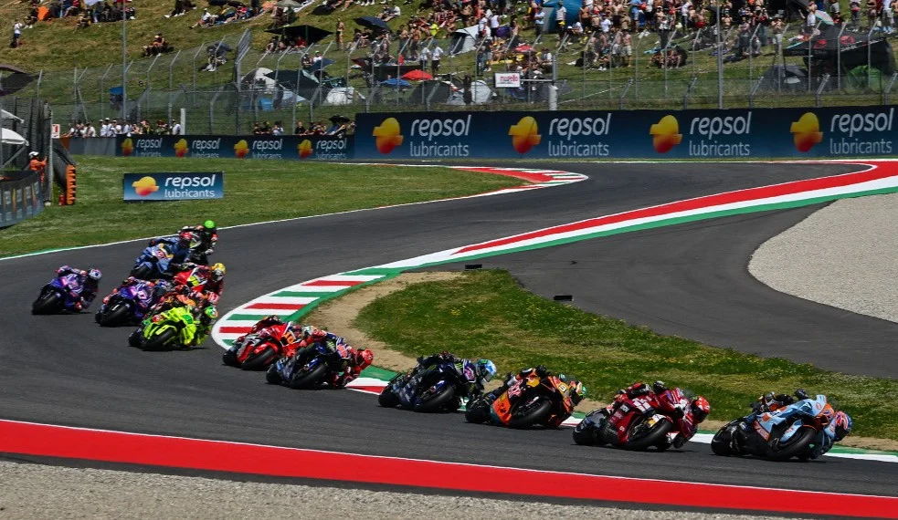 BREAKING NEWS – Le MotoGP révolutionne son départ ? Adieu la grille à trois, la F1 s’invite pour sauver des vies !