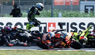 MotoGP, Hongrie – Di Giannantonio après le carnage du Balaton Park, la colère noire et un cri de colère contre l’irresponsabilité : « On a frôlé la mort, c’est une chance qu’on s’en sorte tous ! »