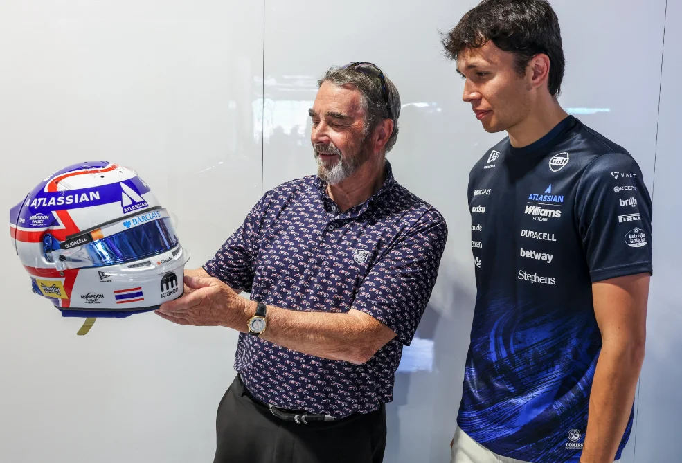 F1 : Alex Albon dépasse une légende de Williams et ressuscite le casque mythique de Nigel Mansell