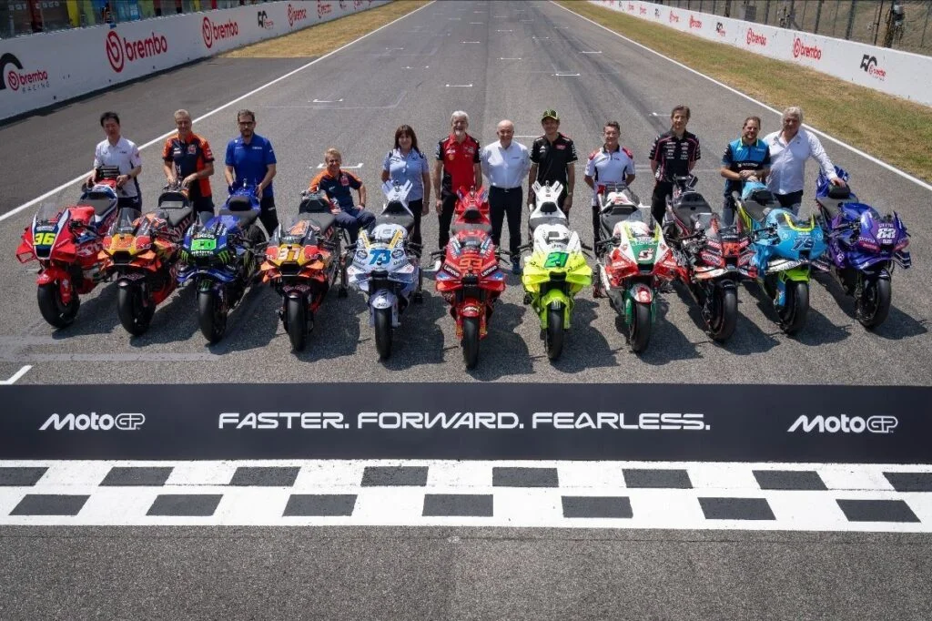 Le MotoGP devient-il une Formule 1 sur deux roues ? Plus qu’une moto en essais, des séances raccourcies et même un couvre-feu … De nouvelles décisions pour 2027 alimentent le débat