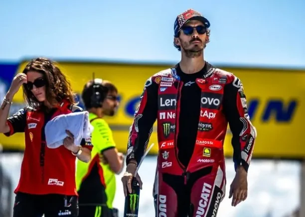 MotoGP – Bagnaia a déjà quitté Ducati dans sa tête : le corps parle, le regard trahit… et Aprilia attend son heure