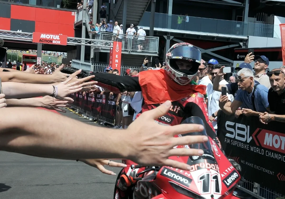 Superbike Course 2 : Bulega est en train de rendre tout le monde fou