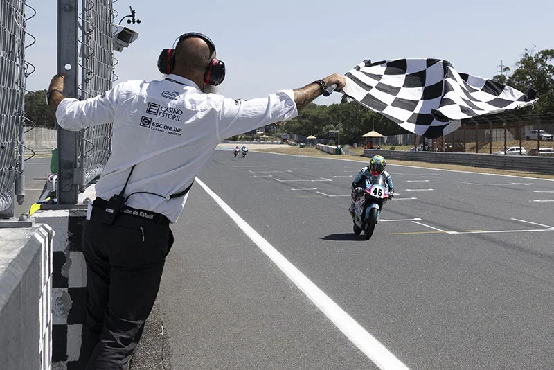MotoJunior Estoril J3 : Des courses intéressantes ? Pas pour tout le monde !