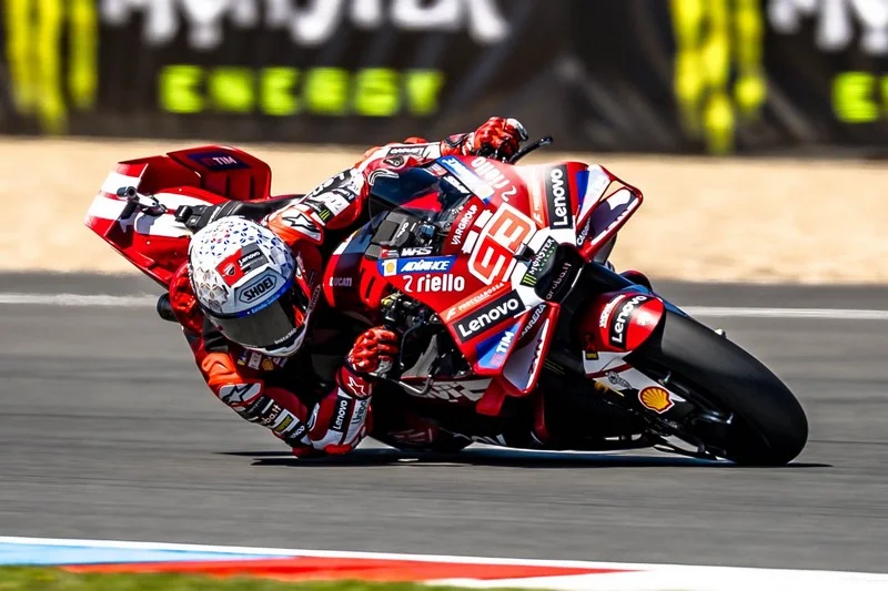 MotoGP, Brno J1, Marc Márquez (Ducati/5) reconnaît son principal défi : « C’est plus difficile de me contrôler maintenant que je suis plus proche »