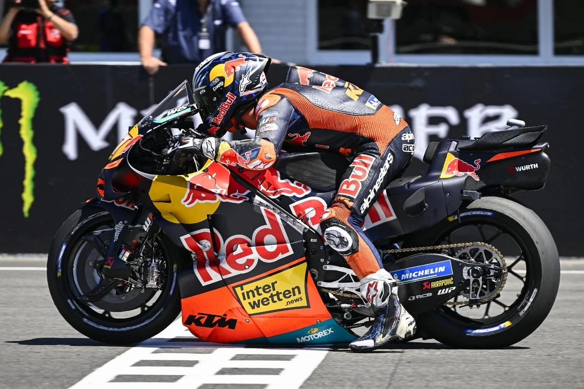 Le MotoGP a testé une solution pour améliorer la sécurité des départs à Brno – Désactiver le dispositif de départ avant, ne laisser que l’arrière … Et les pilotes sont perplexes !