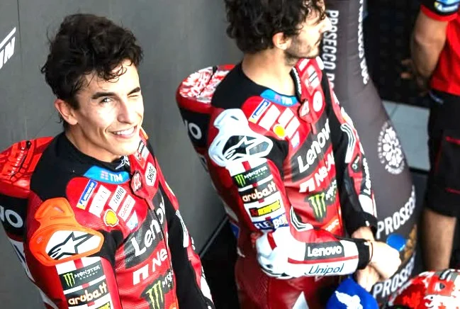 MotoGP – Ducati joue avec le feu : pourquoi le duo Marquez-Acosta rappelle le plus grand pari de Yamaha avec Rossi et Lorenzo