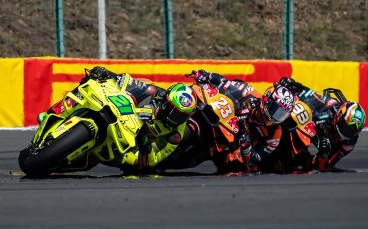 MotoGP VIDEO – Assen J1, Morbidelli, 3 places de pénalité pour avoir gêné Bastianini : « Ça arrive tout le temps avec Franco », qui réclame l’aide de la radio !