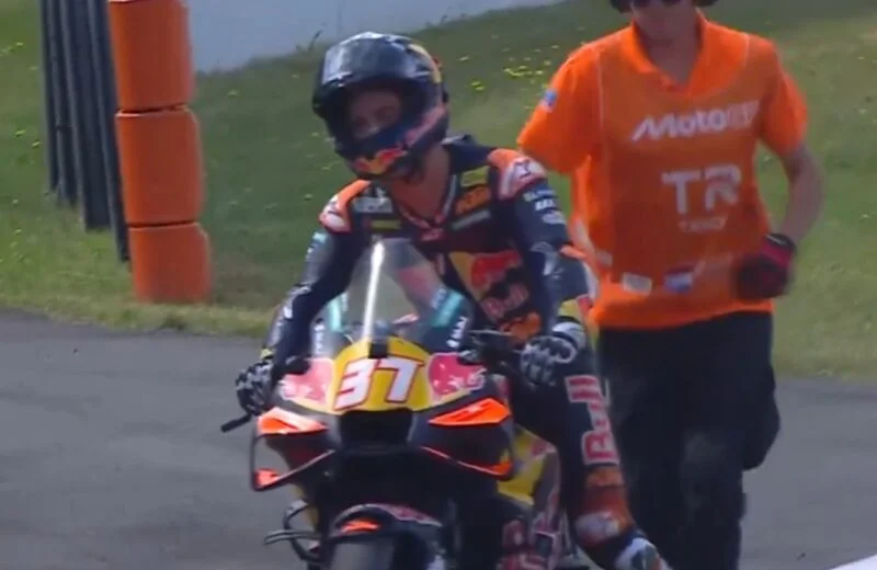 MotoGP Assen, DEUX nouvelles pannes pour Acosta en moins d’une heure, ça tourne au cauchemar pour KTM !