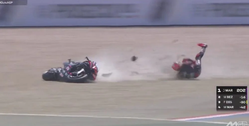 MotoGP – Assen : Bezzecchi, la frayeur et le débat sur la sécurité : chute à 200 km/h, mais indemne, Marc Marquez alerte : « Il faut changer ces bacs à gravier ! »