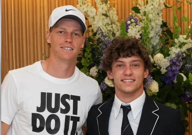 F1 – Kimi Antonelli savoure une parenthèse avec Jannik Sinner : la nouvelle génération italienne fait sensation à Wimbledon