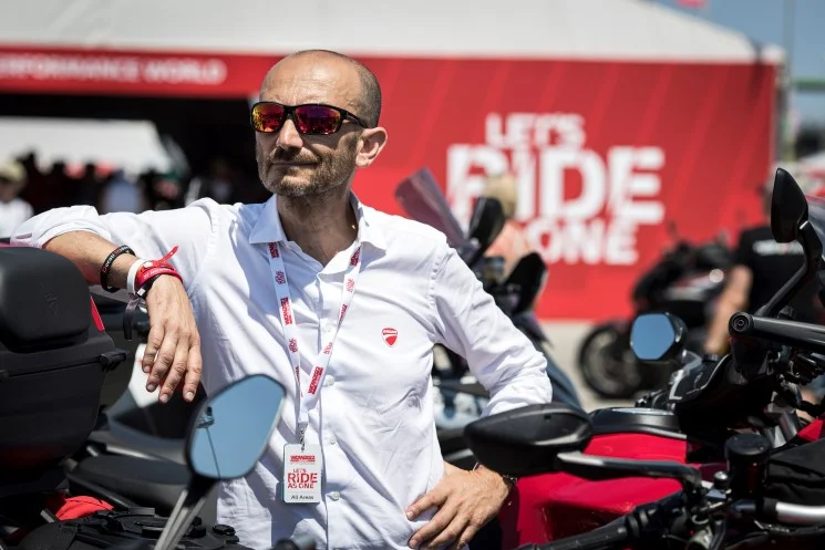 MotoGP – Claudio Domenicali répond aux rumeurs de vente par Volkswagen : « Ducati est suffisamment solide pour avancer seule »