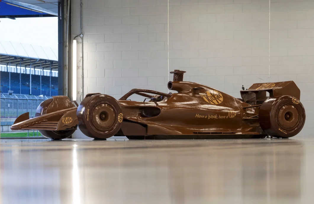 F1 – INCROYABLE ! Une Formule 1 grandeur nature… entièrement en chocolat : KitKat frappe un grand coup