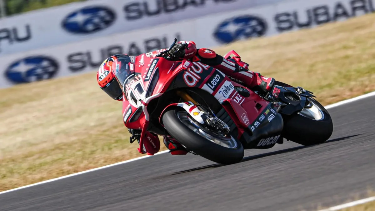 Superbike Donington FP2 : Où est la concurrence de Ducati ? Gros crash de Mackenzie
