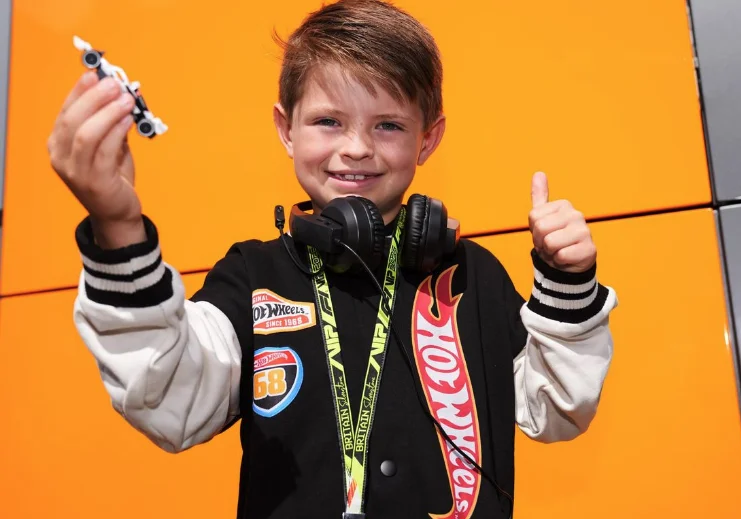 F1 : À seulement 8 ans, il vole la vedette aux patrons de la F1 : découvrez le nouveau « boss » que tout le paddock s’arrache !