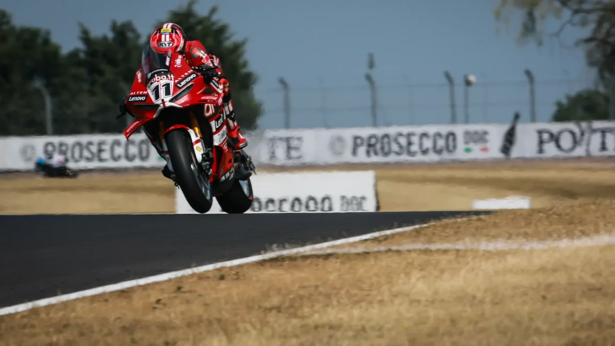 Superbike Donington, Superpole : Bulega remet les choses en place