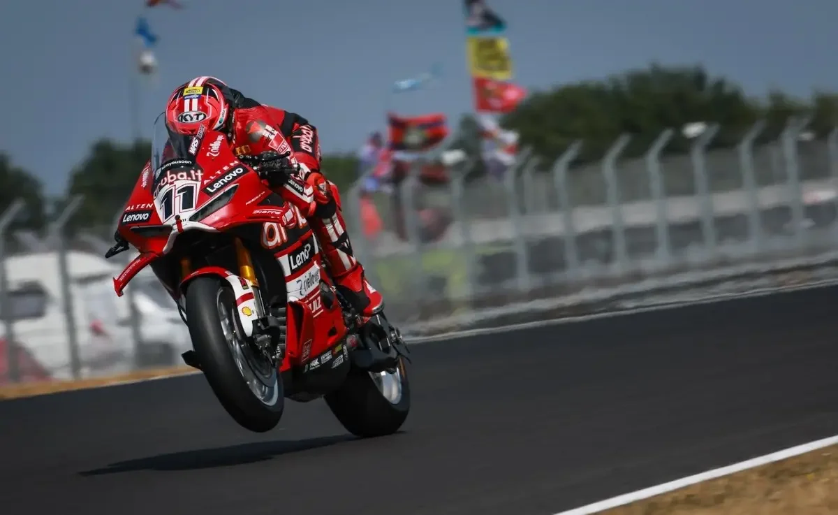 Superbike Donington Course 1 : Bulega peut aussi perdre, bataille féroce en famille