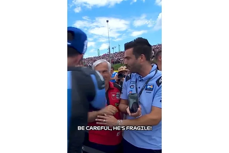 MotoGP, Allemagne, VIDÉO : Davide Tardozzi oublie dans l’euphorie qu’Álex Márquez est encore convalescent : « Doucement, il est fragile ! »