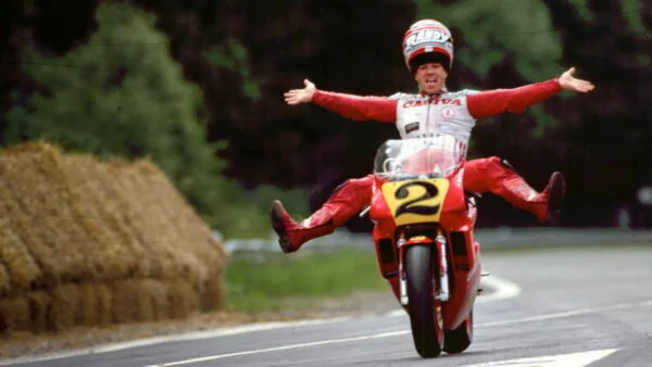 MotoGP – Randy Mamola alerte : « Les MotoGP actuelles sont tellement physiques que les pilotes sont à bout de souffle après cinq tours ! » … Et il encense Johann Zarco