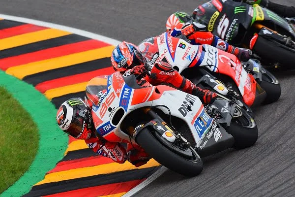 MotoGP – Davide Tardozzi rend hommage à Lorenzo : « C’est lui qui m’a fait changer ma façon de travailler chez Ducati »