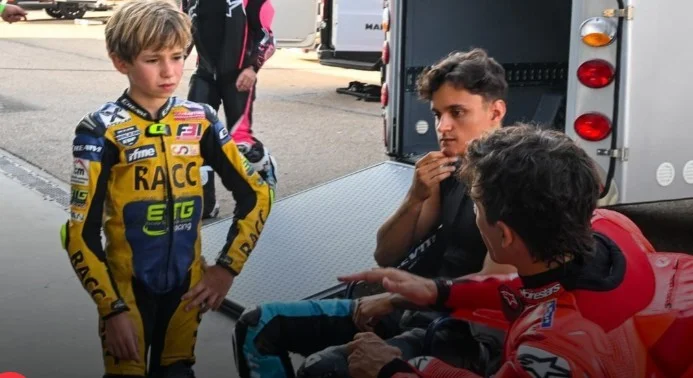 MotoGP, VIDEO – Rencontre inoubliable à MotorLand Aragon : Quand Marc Marquez conseille sur la piste un jeune fan de Valentino Rossi