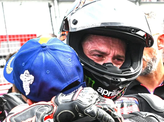 MotoGP – Marco Bezzecchi héroïque à Silverstone : 3e place seulement 28 jours après une double opération !