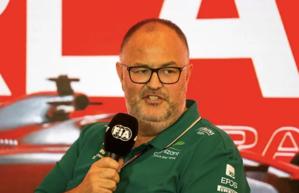 F1 – Aston Martin prend l’eau, Red Bull fait son marché à bord : McCullough file à Milton Keynes