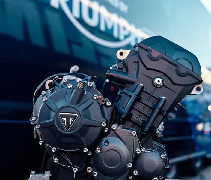 Triumph fait évoluer le moteur Moto2 : plus puissant, plus léger… et plus proche que jamais du MotoGP en 2027 !