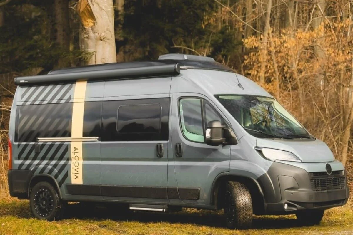 Un van aménagé reprend le plan du Ford Nugget et l’agrandit en camping-car chic 6 couchages