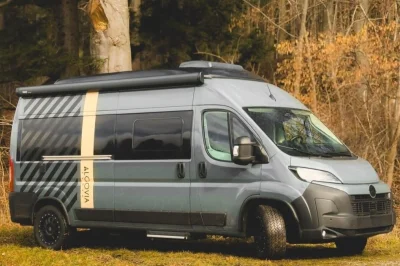 Un van aménagé reprend le plan du Ford Nugget et l’agrandit en camping-car chic 6 couchages