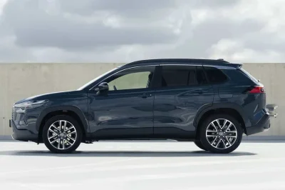 Le Toyota Corolla Cross s’impose à 41 000 € comme l’alternative de bon sens au RAV4 : 218 ch hybride, 4,46 m et Crit’Air 1 pour les urbains exigeants