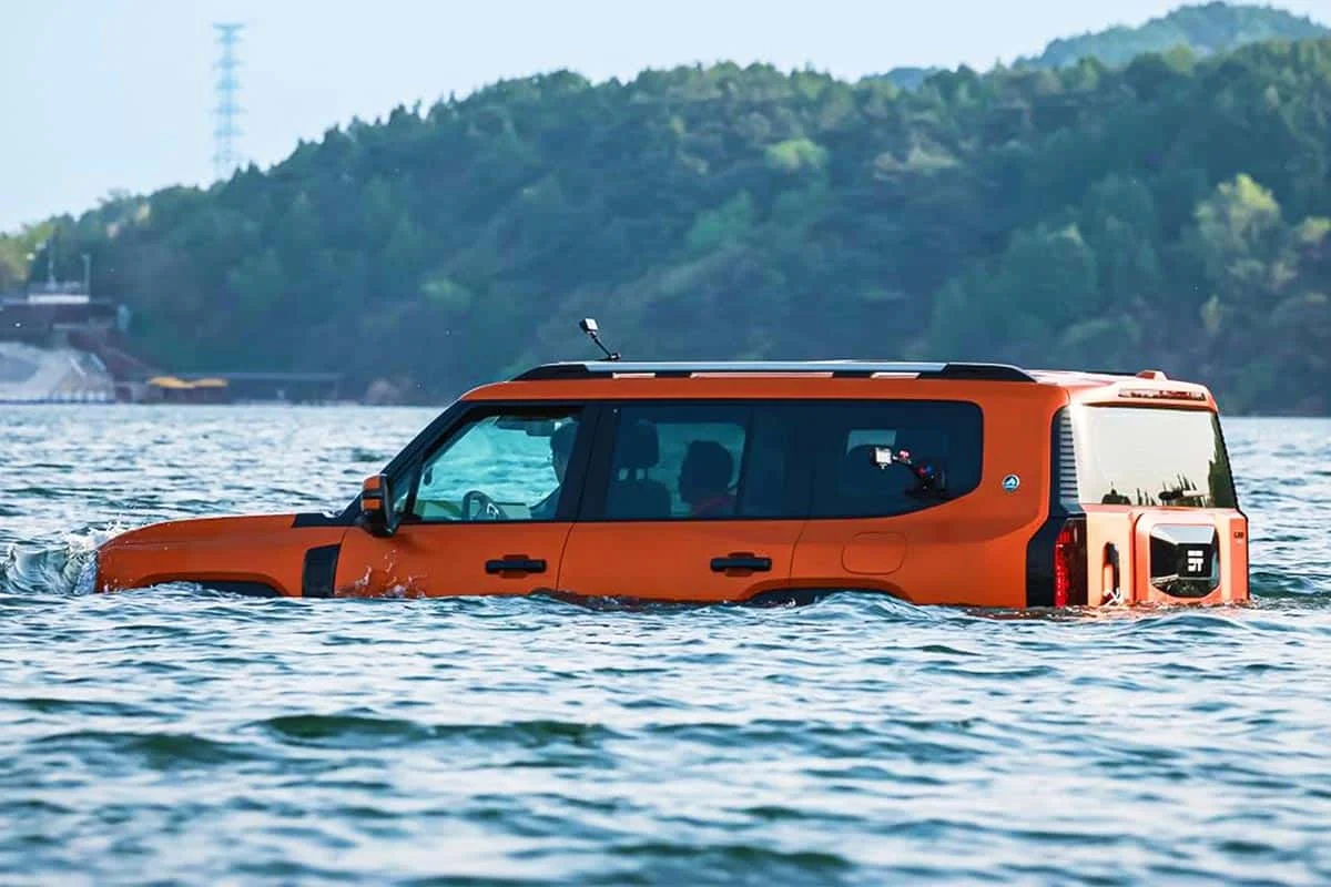 La Chine invente le SUV amphibie hybride rechargeable : le Jetour G700 de Chery traverse les rivières avec ses hélices et ce n’est pas une blague