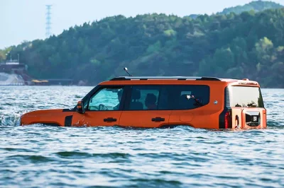 La Chine invente le SUV amphibie hybride rechargeable : le Jetour G700 de Chery traverse les rivières avec ses hélices et ce n’est pas une blague