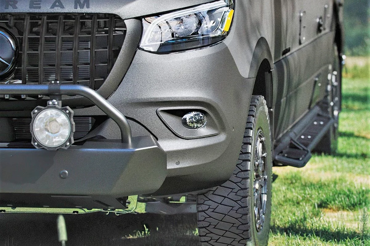 Avec un moteur Mercedes diesel 208 ch, ce camping-car 4×4 excelle en efficacité mais coûte le prix d’un appartement