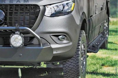 Avec un moteur Mercedes diesel 208 ch, ce camping-car 4×4 excelle en efficacité mais coûte le prix d’un appartement