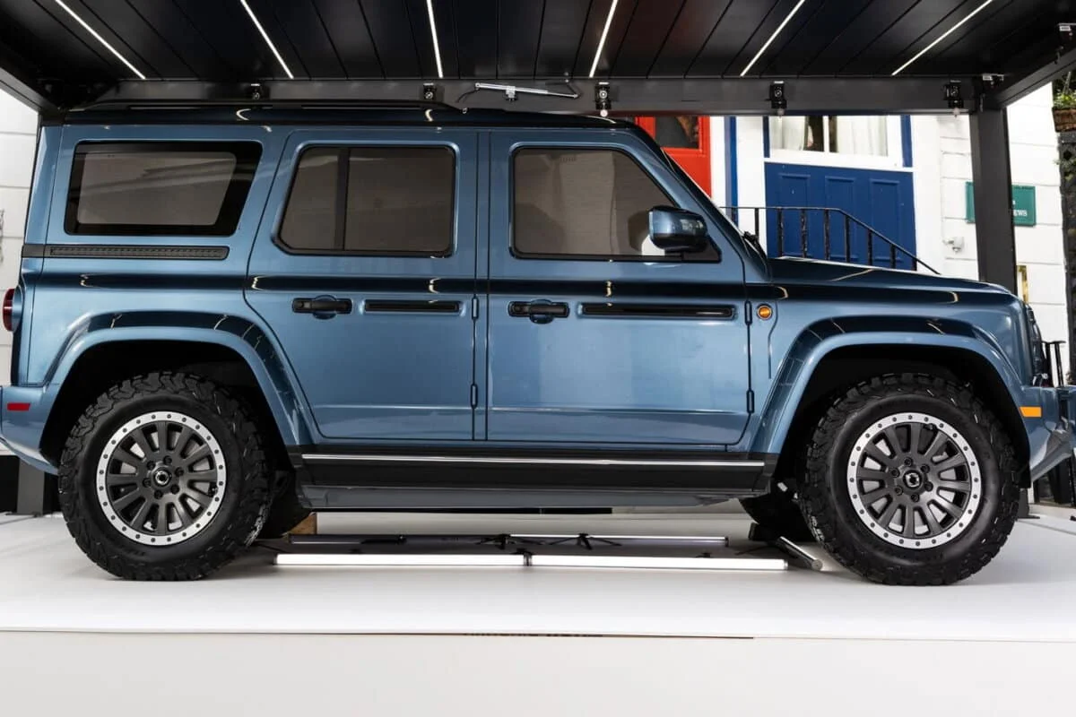 Héritier du 4×4 de nos grands-pères, sa version la moins chère arrive avec un partenaire inattendu