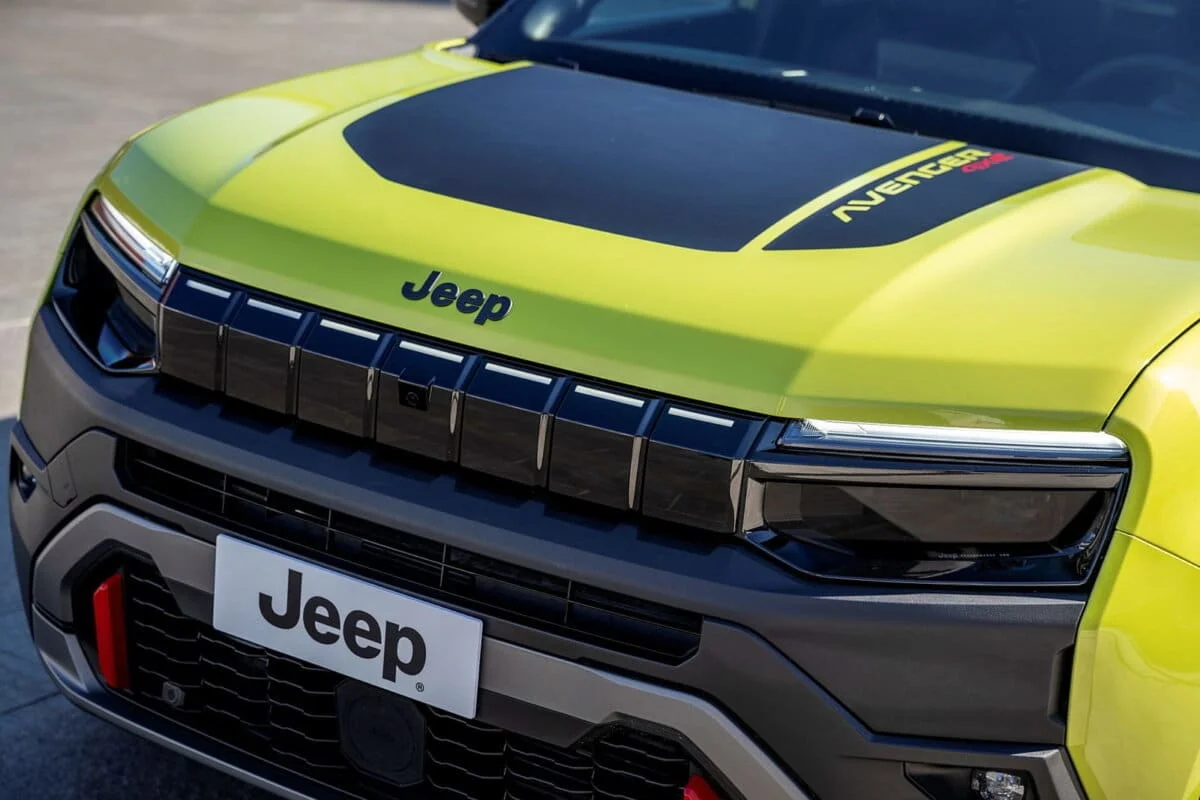 Le Jeep Avenger, B-SUV le plus tout-terrain, se refait une beauté avec de meilleures finitions et technologies.
