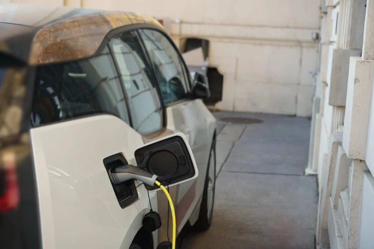 Les batteries des hybrides rechargeables durent moins longtemps que celles des électriques, voici pourquoi