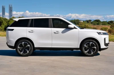 Il ressemble à un Range Rover Evoque en taille MG ZS, mais avec 224 CV et 5,3 l/100 km il a un meilleur moteur.