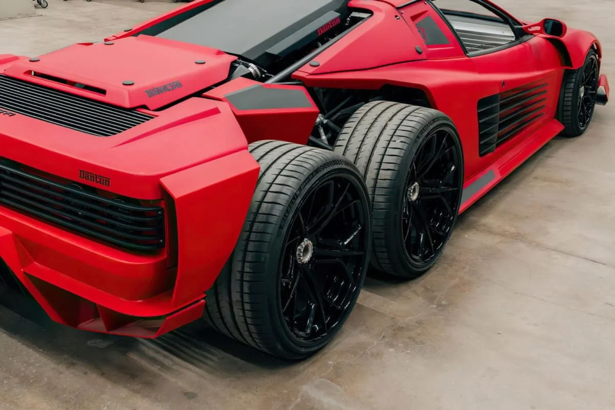 Ils ont détruit une Ferrari pour créer un monstre à 6 roues avec moteur de Corvette