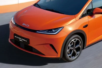 À 19 000 € avec jusqu’à 212 ch en hybride rechargeable, la BYD Dolphin G s’installe en Europe et vise directement la Toyota Corolla