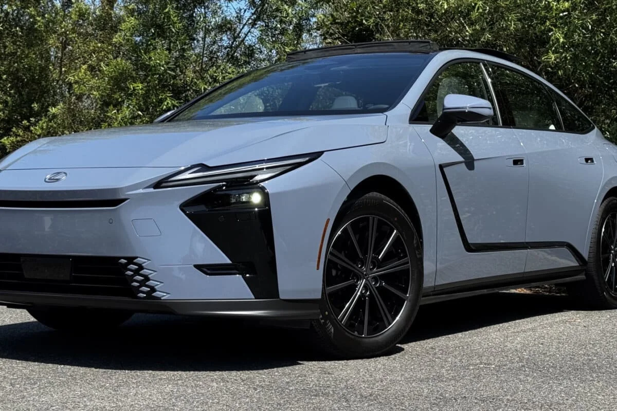 Comment la Lexus ES 2026 réussit-elle à combiner luxe accessible, motorisations hybride et électrique sans défaut majeur ?