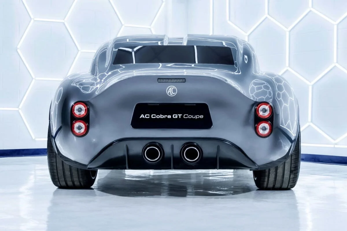 Premières images de cette sportive aux allures de classique : 4,22 m, moteur V8 et une sortie prévue en 2026 qui fait déjà rêver