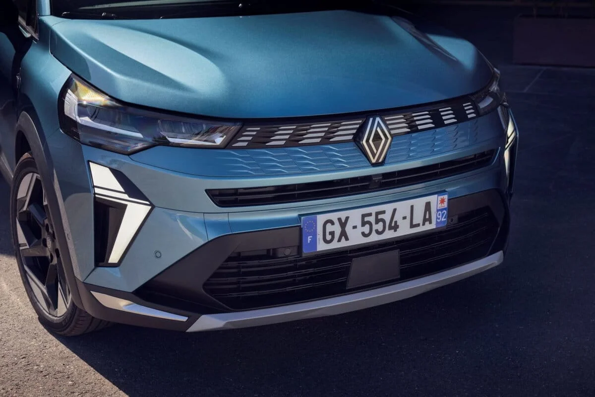 Renault lance son concurrent direct du Toyota C-HR avec technologie bifuel et coffre agrandi moins cher